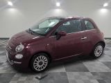 une photo d'une Fiat rouge dans un showroom