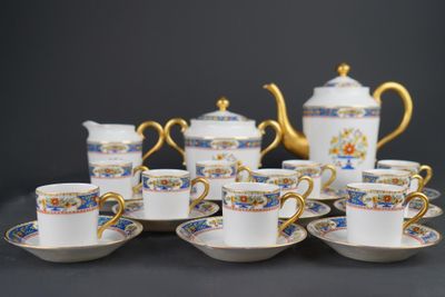 une image représentant un ensemble de tasses et de soucoupes posées sur une table