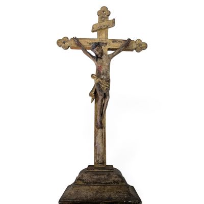 un vieux crucifix en bois surmonté d'une croix