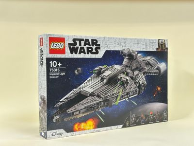 une boîte contenant le set Lego Star Wars « Millennium Fighter » posée sur une table