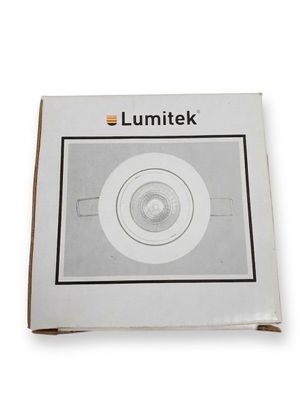 une image représentant une boîte blanche avec une lumière à l'intérieur