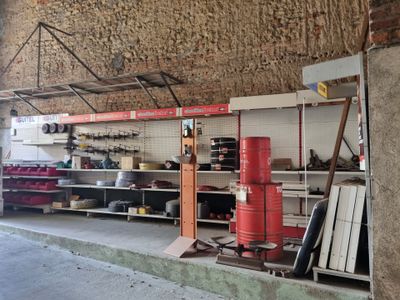 un garage avec tout un tas d'objets sur les étagères