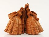 paire de figurines représentant deux femmes vêtues de robes victoriennes