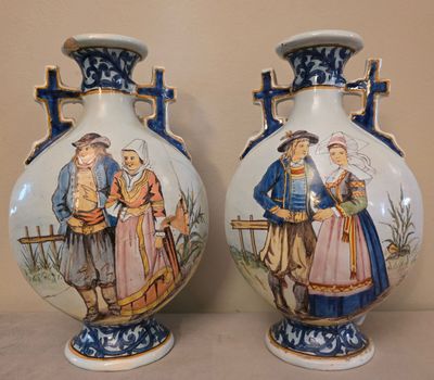 BOUTEILLE DE LA GALERIE BRETONNE en faïence polychrome, à dé…