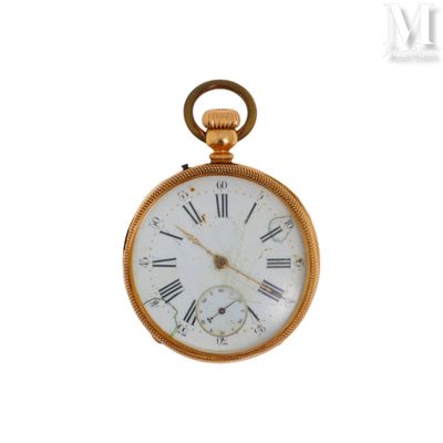 une montre de poche en or avec des chiffres romains sur le cadran