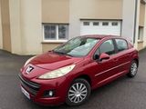 La petite voiture rouge est garée devant un immeuble.
