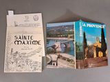 deux livres sont posés l'un à côté de l'autre sur une table