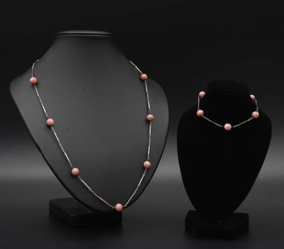 deux colliers et un collier posé sur un présentoir pour mannequin