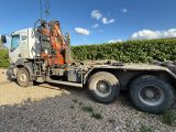 un camion équipé d'une grue à l'arrière