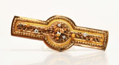 une pince à cravate en or ornée d'un diamant marron et blanc
