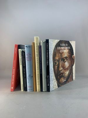 plusieurs livres sont empilés sur une table