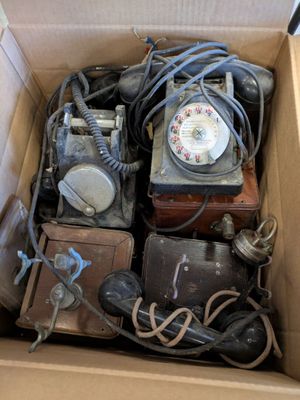 une boîte remplie d'objets assortis qui s'y trouvent