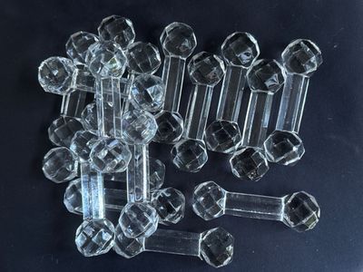 de nombreux morceaux de verre transparent posés sur une surface noire