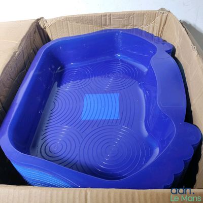 une piscine en plastique bleue à l'intérieur d'un carton