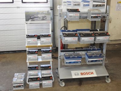 de nombreux types de batteries différents sur le chariot