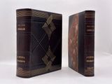 les deux livres sont posés côte à côte sur une surface blanche