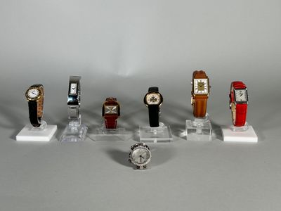 a lot of watches that are on display on the table