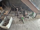 un grand nombre d'outils posés sur le sol