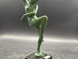 statue d'une danseuse sur un socle en marbre, sur fond gris