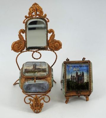 un petit miroir posé à côté d'un autre petit miroir sur un pied