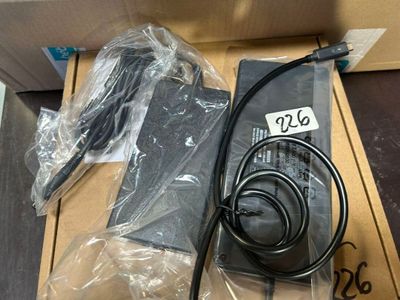 une boîte contenant quelques fils et un chargeur