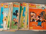 beaucoup de bandes dessinées qui sont sur la table