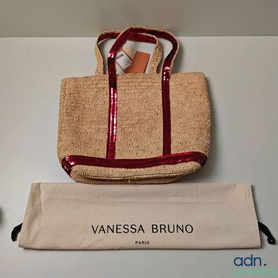 une photo montrant un sac à main et un sac posés sur une table