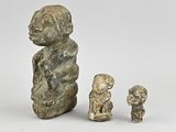 deux petites figurines représentant un homme et un enfant