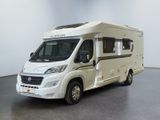 une photo d'un camping-car blanc garé dans une pièce