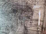 un dessin représentant le visage d'une femme sur un mur