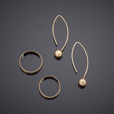 un ensemble composé de trois bagues en or et d'une paire de boucles d'oreilles