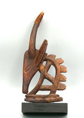 Petit cimier Ci Wara en bois mi-dur à patine sombre d’usage …