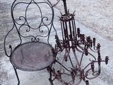 un oiseau perché sur une chaise posée sur le trottoir