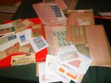 une table recouverte d'une multitude de courriers et d'enveloppes