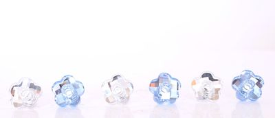 SWAROVSKI. Piques-bougies en cristal à décor de fleurs compr…