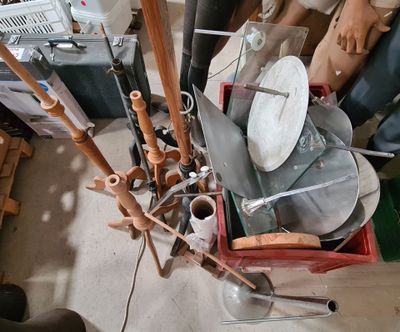 un grand nombre d'outils posés sur le sol