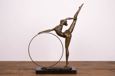 CÉSARO (XX) Danseuse au cerceau. Epreuve moderne en bronze p…