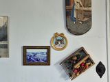 de nombreuses photos accrochées au mur d'une cuisine où se trouve un réfrigérateur