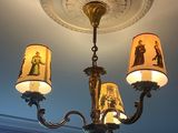 un lustre à trois lampes suspendu au plafond