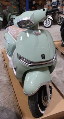 un scooter posé sur un chariot dans un garage