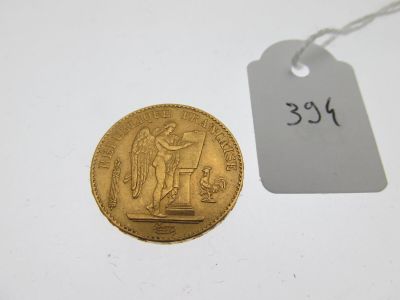 gros plan d'une pièce d'or portant une étiquette de prix