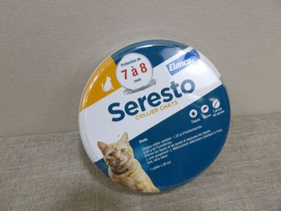 un badge sur lequel figure un chat et l'inscription « Seresto »