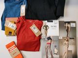 beaucoup de vêtements et un livre posés sur une table