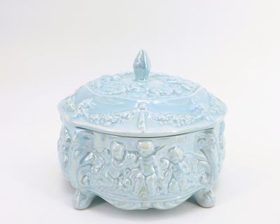 Importante bonbonnière en céramique bleue clair irisée à déc…