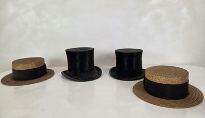 trois chapeaux sont alignés sur une table devant un fond blanc