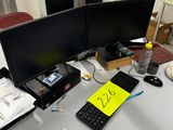 un bureau sur lequel sont posés deux écrans d'ordinateur et un clavier