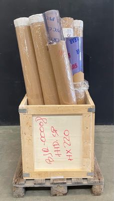 une caisse en bois sur laquelle sont posés plusieurs rouleaux de papier d'emballage