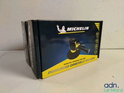 le boîtier d'une machine posée sur une table