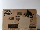 une boîte de papier toilette d'où sort un chat