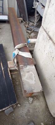 a pile of junk that is sitting outside of a building
